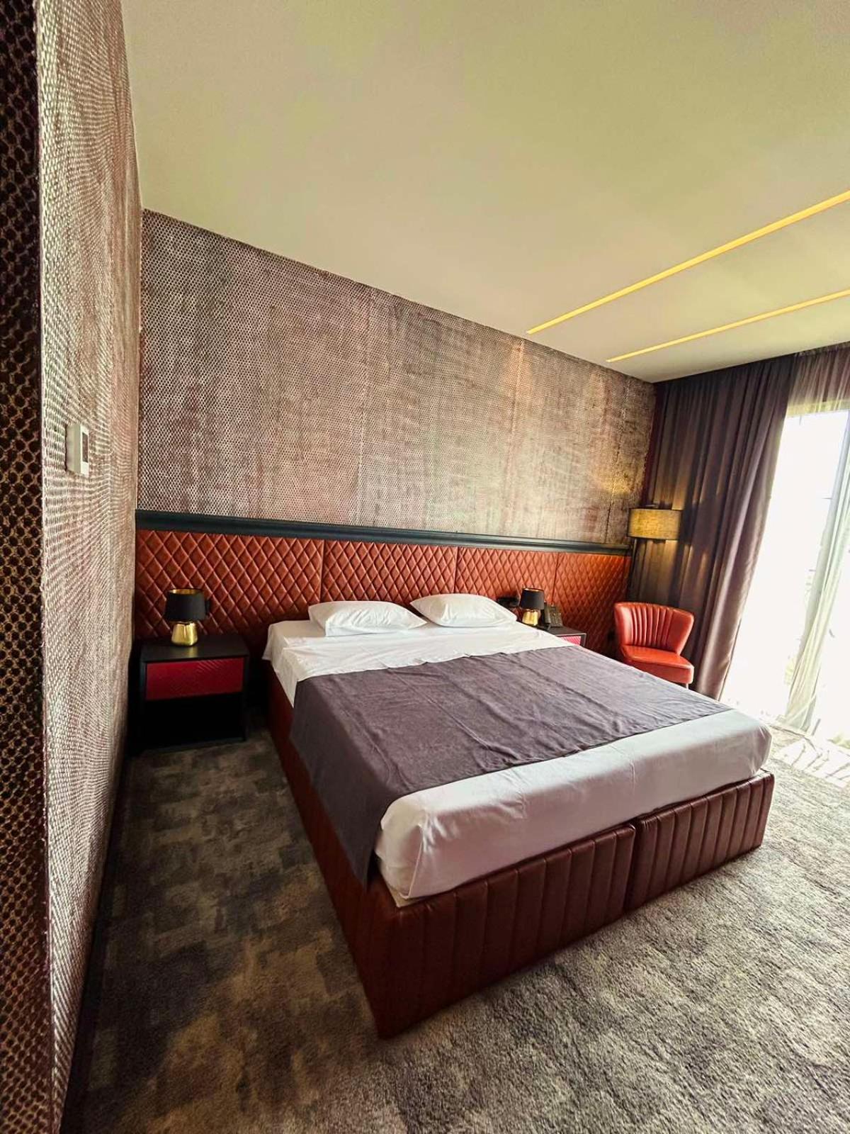 Solomon Hotel Кутаиси Екстериор снимка