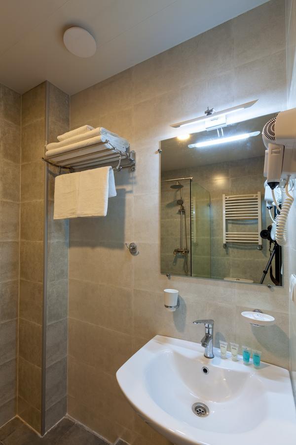 Solomon Hotel Кутаиси Екстериор снимка