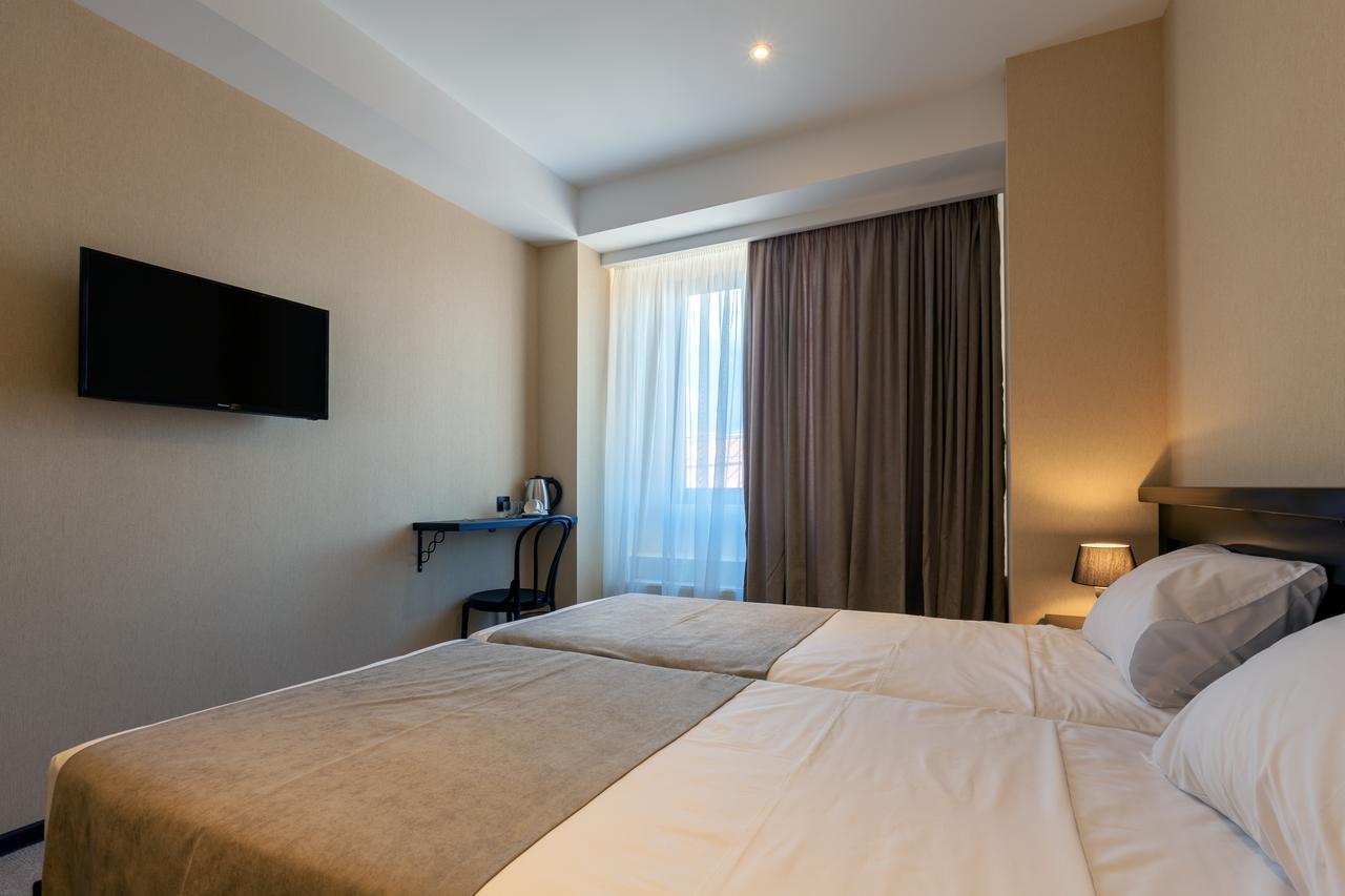 Solomon Hotel Кутаиси Екстериор снимка