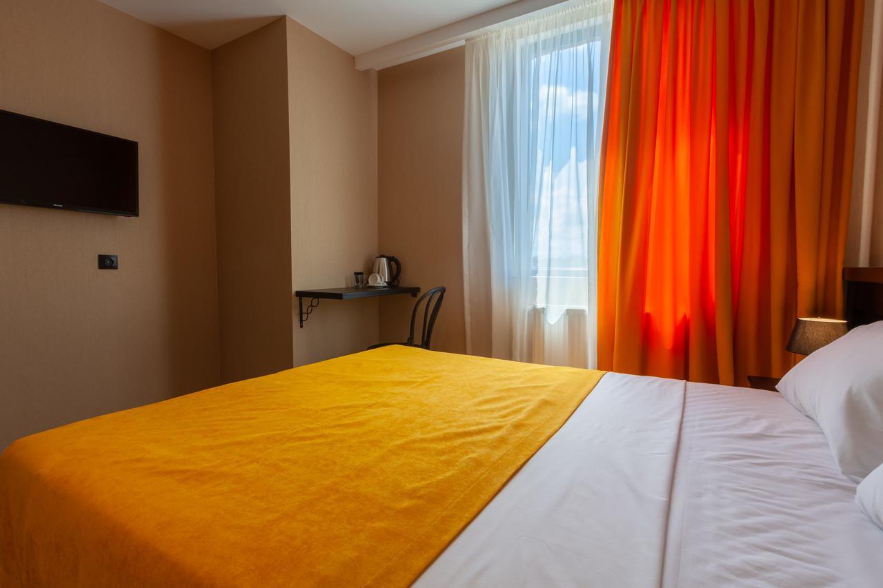 Solomon Hotel Кутаиси Екстериор снимка