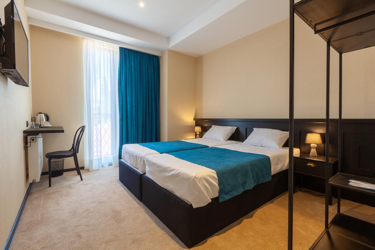 Solomon Hotel Кутаиси Екстериор снимка